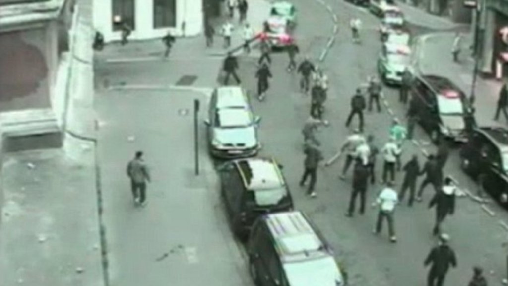 Кадър от охранителните камери по време на сбиването между феновете на Брентфорд и Лейтън през май 2010 г.