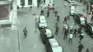Кадър от охранителните камери по време на сбиването между феновете на Брентфорд и Лейтън през май 2010 г.