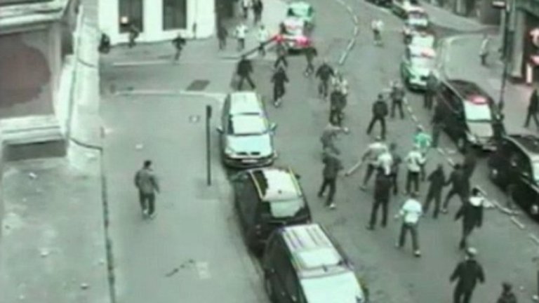 Кадър от охранителните камери по време на сбиването между феновете на Брентфорд и Лейтън през май 2010 г.