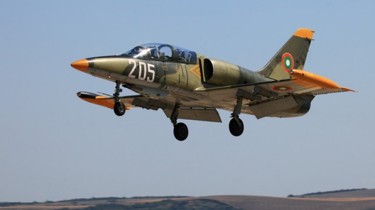 Реактивните чешки учебно-тренировъчни самолети L-39ZA се използват за напреднало обучение на млади пилоти