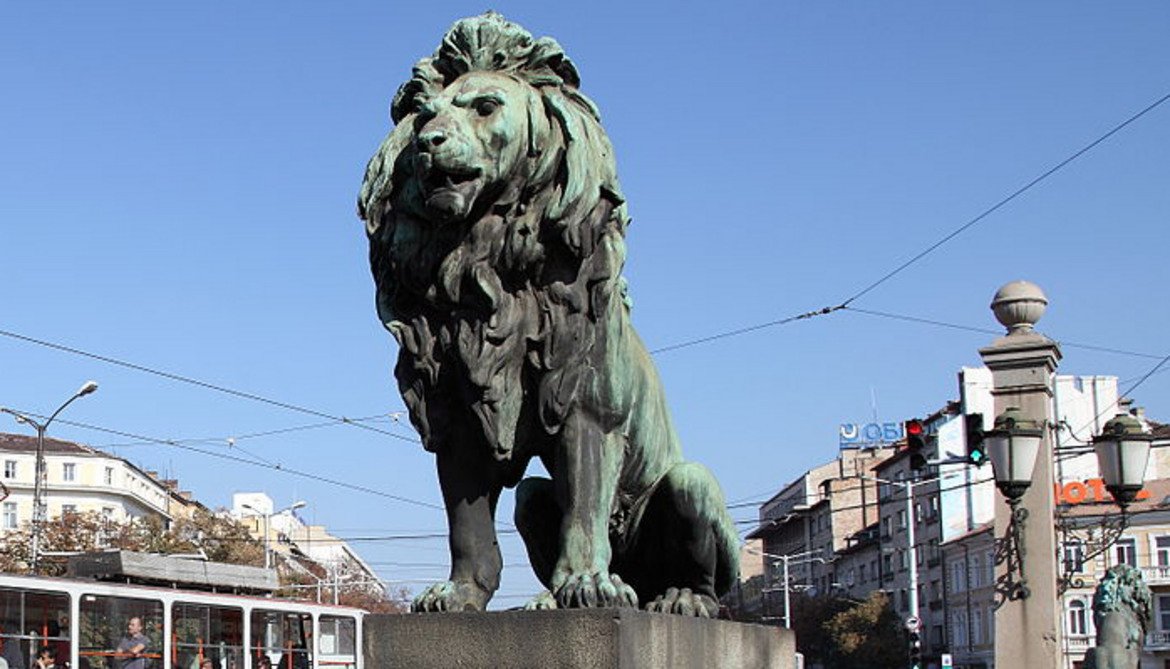 Всяка от статуите на Лъвов мост тежи над един тон и струва колосалните за времето си 260 хил. златни български лева