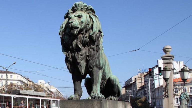 Всяка от статуите на Лъвов мост тежи над един тон и струва колосалните за времето си 260 хил. златни български лева