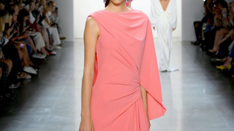 Коралово розово (Coral Pink)
Този успокояващ, женствен оттенък комбинира топлината на коралите с деликатността на розовото. Шик е за носене както през деня, така и през нощта. 
Модел на Тадаши Шоджи от колекцията пролет/лято 2020 на Седмицата на модата в Ню Йорк.