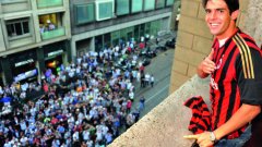 Тифозите на Милан са се събрали пред дома на Кака, очаквайки решението му. Развятата фланелка от балкона означаваше "оставам".