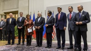 Иран замразява ядрената си програма за 6 месеца