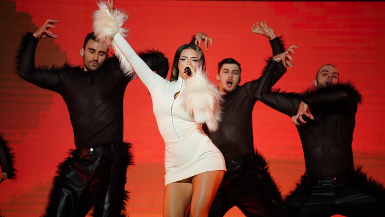 Името на парчето идва от ямайски и е вдъхновено от кукерите