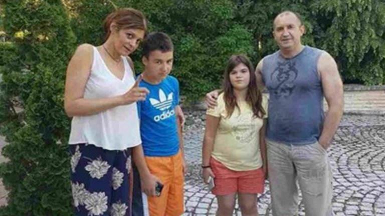 Две деца, които живеят в много трудни условия с болните си родители в родопското село Вълчан дол.