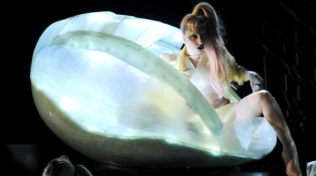 Лейди Гага излезе на сцената на Грамите от яйце...

