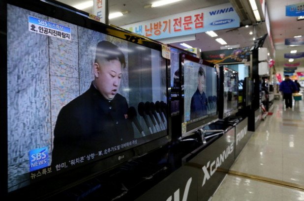 Ким Чен Ун



Без значение дали Северна Корея действително е стояла зад хакерската атака, самото твърдение, че Ким Чен Ун по някакъв начин е бил отговорен за пробива и заплахите срещу кината, накара Sony първо да спре дистрибуцията на "Интервюто", а после да го пусне онлайн, като постигна рекордни продажби от $18 млн. и го превърна в първия голям студиен филм, дебютирал онлайн в деня на премиерата си по кината.


Зрителите от години се опитват да убедят студиата да пускат видео по заявка едновременно с кинодистрибуцията, но един човек успя да го постигне само за броени дни - и той се нарича Ким Чен Ун (дори идеята за заплаха от него). Което означава, че наред с арсенала от ядрено оръжие диктаторът от Северна Корея има и опасно голямо влияние върху пазара.