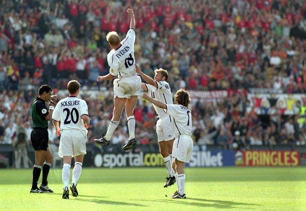 Стефан Иверсен, друг от славните им нападатели, се радва на победния гол срещу Испания на Евро 2000. На кадъра се вижда и Оле Гунар Солскяер, златната резерва на Манчестър Юнайтед.