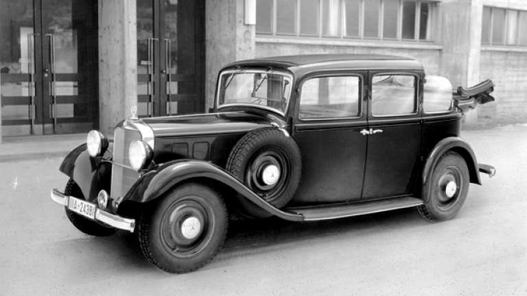 Citroen стига близо до целта, но честта да произвежда първия масов дизелов лек автомобил се пада на Mercedes-Benz. Моделът 260D дебютира на автомобилното изложение в Берлин през 1936. Автомобилът се предлага като седан, полуоткрит и напълно открит кабриолет и е задвижван от 2,6-литров 4-цилиндров шумен дизел с мощност 45 конски сили. С максимална скорост 95 км/ч 260D далеч не е състезателен автомобил, но изключително надеждният му двигател утвърждава Mercedes като световна сила сред производителите на дизелови мотори.
(Снимка: Daimler)