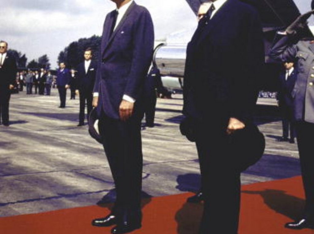 Червеният килим стандартно присъства в шумни събития с участие на видни политици.

На снимката: Официално посрещане на американския президент Джон Кенеди от канцлера Конрад Аденауер в Западна Германия, 1963
