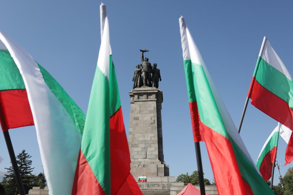 Протест в центъра на София иска български паметник на мястото на МОЧА (Снимки)