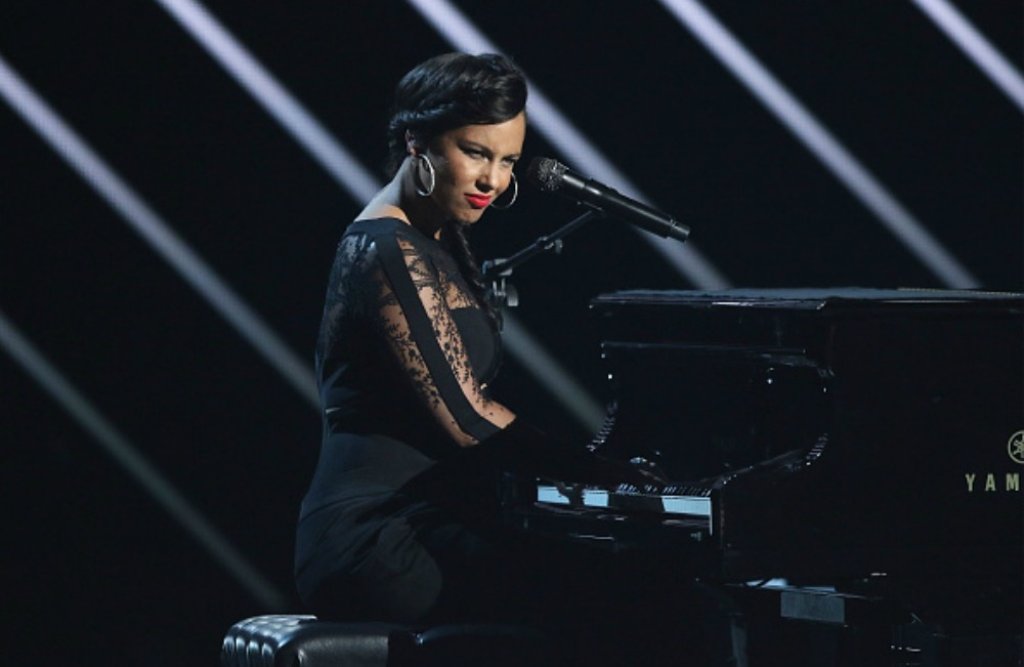 Alicia Keys по време на изпълнението и с култовия RnB изпълнител the Weeknd