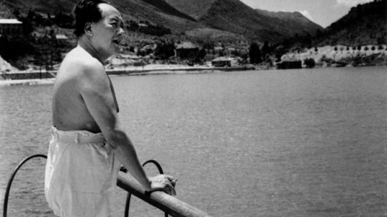 73-годишният генерален секретар на китайската комунистическа партия Мао Дзедун се потопи в река Яндзъ, преди да сложи началото на "културната си революция".
