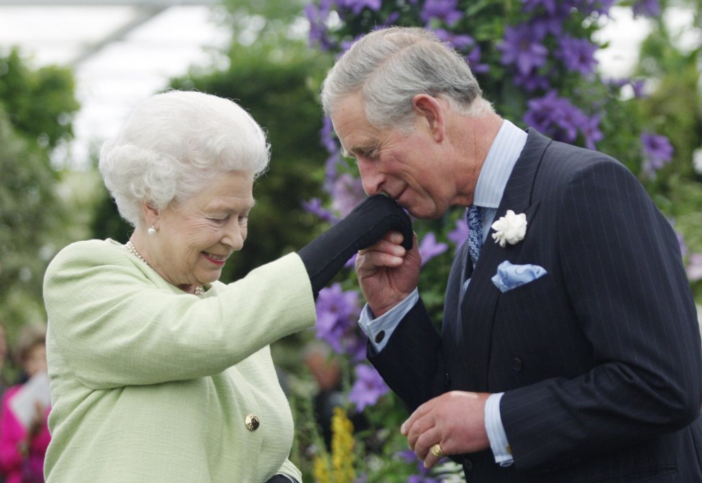 ...или не съвсем
Това правило не важи в случай, че Елизабет II, която вече впечатлява със своето дълголетие, надживее собствения си син. В случай, че Чарлз почине преди майка си, то Уилям става престолонаследник.