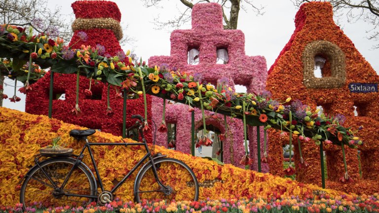 Парадът на цветята е белязан от десетки цветни фигури.