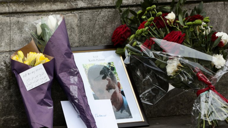 Жителите на Лондон оставиха цветя край оградите на парламента, където се случи атаката на 22 март
