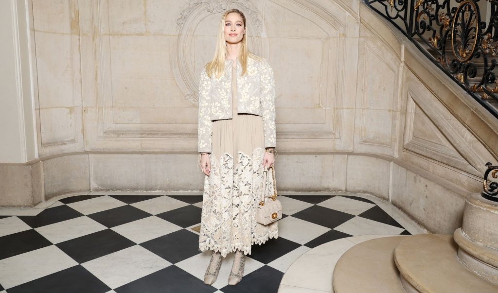 Водопад от плисета
Най-романтичната тенденция при полите остава на мода и през пролет 2024. Плисетата продължават да са ахилесовата пета на дизайнерите, като за настоящия сезон те ги предлагат в разнообразие от цветови и текстурни варианти.
Забравете за класическите поли на плисета, които охраняваха гардеробите на средностатистическата ученичка, а през пролетта посегнете към по-ефирните и широки предложения.