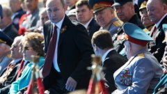Руският президент се появи на митинг-концерт в Москва, посветен на първата годишнина от присъединяването на Крим в състава на Руската федерация. На снимката: Владимир Путин по време на празненствата за 9 май през 2014 година на Червения площад в Москва