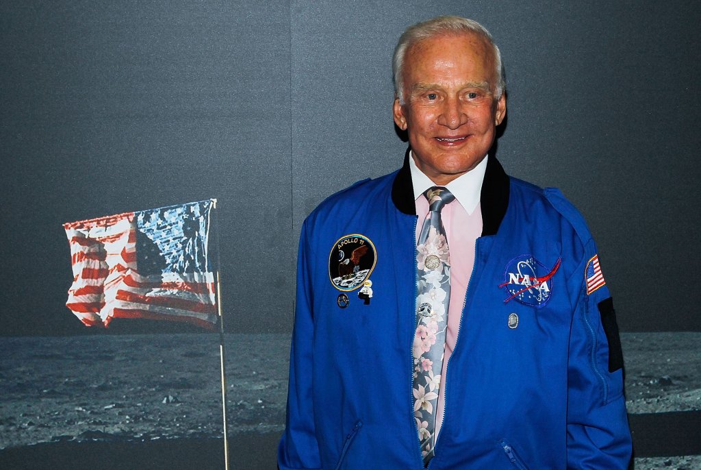 Бъз Олдрин крещеше по Луната в 30 Rock
"Разходих се по лицето ти!", крещи Олдрин по Луната в сцена от 4 сезон на комедийния сериал. Главната героиня Лиз всъщност се среща с един от космонавтите, стъпвали на Луната, защото майка ѝ някога е имала връзка с него. В кратката сцена Олдрин не проявява излишна скромност, преди да започне да разказва смущаващи истории за миналото си, за да убеди Лиз, че не е бил подходящ за майка ѝ. Накрая двамата заедно крещят по Луната, защото защо не.