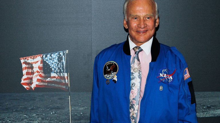 Бъз Олдрин крещеше по Луната в 30 Rock
"Разходих се по лицето ти!", крещи Олдрин по Луната в сцена от 4 сезон на комедийния сериал. Главната героиня Лиз всъщност се среща с един от космонавтите, стъпвали на Луната, защото майка ѝ някога е имала връзка с него. В кратката сцена Олдрин не проявява излишна скромност, преди да започне да разказва смущаващи истории за миналото си, за да убеди Лиз, че не е бил подходящ за майка ѝ. Накрая двамата заедно крещят по Луната, защото защо не.