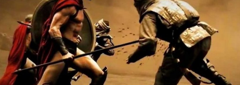 „300“: Битката при Термопилите
Първият сблъсък между 300 спартанци и персийската армия е емблематичен за филма, спечелил си множество фенове и доказал Зак Снайдер като подчертано визуален режисьор. На забавен каданс воините на Леонидас секат противниковата армия, а стилизираната визия, вярна на графичния роман на Франк Милър, е постигната чрез заснемане в студио и впоследствие добавяне на фона.