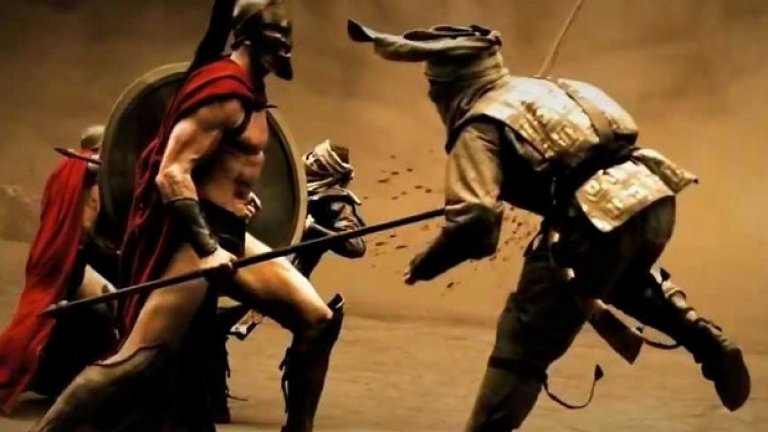 „300“: Битката при Термопилите
Първият сблъсък между 300 спартанци и персийската армия е емблематичен за филма, спечелил си множество фенове и доказал Зак Снайдер като подчертано визуален режисьор. На забавен каданс воините на Леонидас секат противниковата армия, а стилизираната визия, вярна на графичния роман на Франк Милър, е постигната чрез заснемане в студио и впоследствие добавяне на фона.