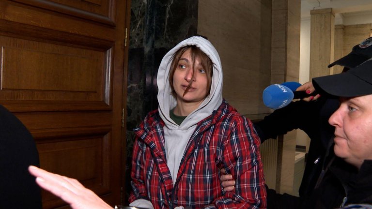 Нападателката остава в ареста