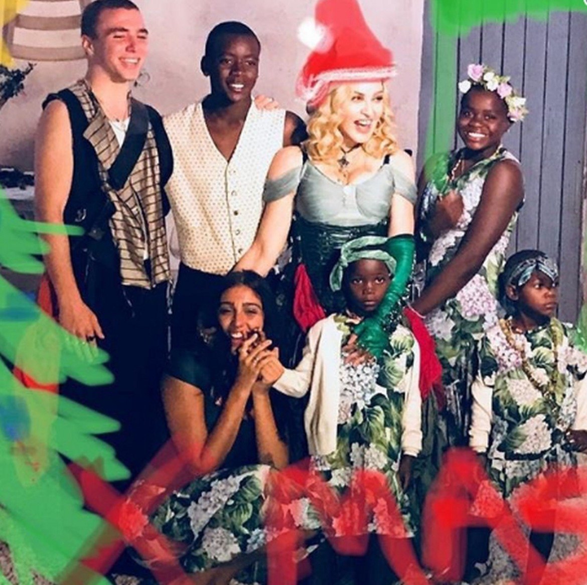 Мадона тази година по-скоро отби номера, тъй като публикува стара снимка с всичките си шест деца, четири от които са осиновени. Набързо нарисуваната коледна шапка и елха не променят факта, че снимката е от фотосесия за 59-ия рожден ден на певицата.