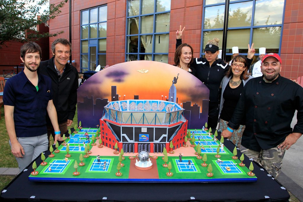 Торта с форма на торс без ръце и крака и няколко рецепти от Дъф Голдман