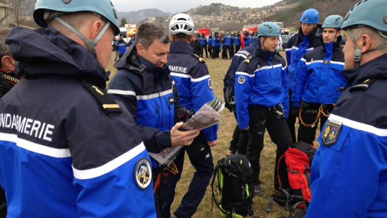 Планински екипи и жандармерия се събират в близост до мястото, на което се е разбил Airbus A320 
