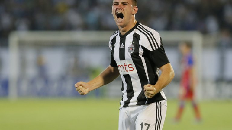 18. Андрия Живкович (Партизан).
Германският "Кикер" го нарече Сръбският Меси, а на 19 години го следи Байерн. Изобщо не е чудно. Дребосъкът (1,70 м) играе като номер 10 или в атака, напомня донякъде на Жердан Шакири, но е доста по-непредвидим от него. Ниският му център на тежестта викат асоциации със Серхио Агуеро. Вкара най-красивия гол на Световното до 20 г. през лятото - от пряк свободен удар срещу Мексико. Стана световен шампион със Сърбия.