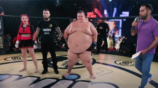 ММА извращение: Жена победи 240-килограмов гигант (видео)