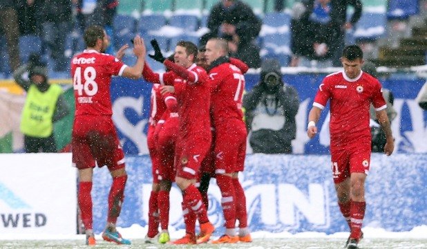Играчите на ЦСКА празнуват поредния гол в "синята" врата.