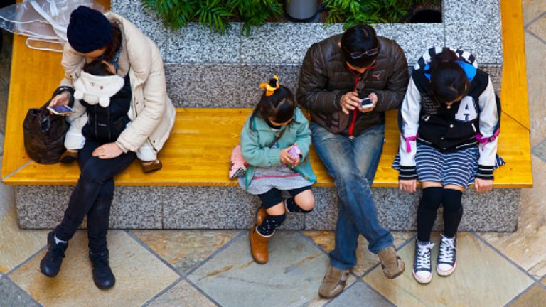 Молът бива посещаван единствено заради неотложни културни нужди (кино), икономически (плащане на телефон) или антропологически (да видим какво става)