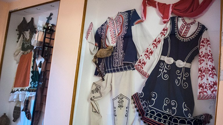 Поддържането на голям ансамбъл като "София - 6" изисква сериозен ресурс. Костюмите са само една от необходимостите