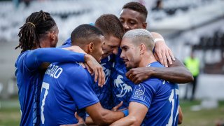 Ранен червен картон не спря Левски в столичното дерби