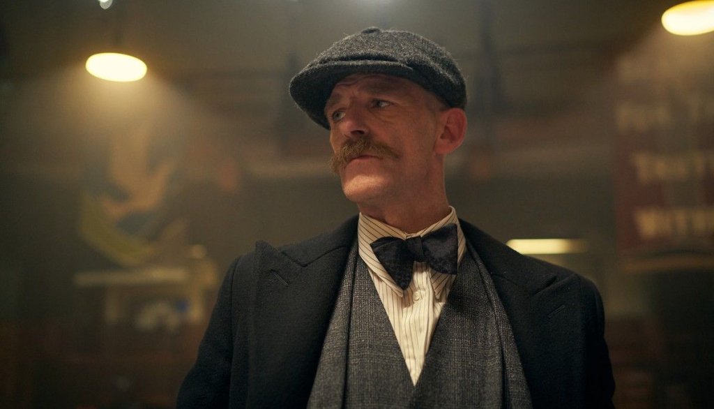Артър Шелби в Peaky Blinders 

Феновете на Peaky Blinders онемяха, когато в четвъртия сезон мафиотът Лука Ченгрета удуши най-големия от братята Шелби. В течение на сезона обаче се оказа, че през цялото време “смъртта” на Артър е била театро, предварително планирано от Томи Шелби. 

А епичното завръщане на Артър - с пистолет в ръка, за да разчисти сметките си с Ченгрета лично, доказа, че никое погребение в Бирмингам не е окончателно.