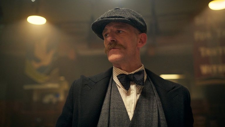 Артър Шелби в Peaky Blinders 

Феновете на Peaky Blinders онемяха, когато в четвъртия сезон мафиотът Лука Ченгрета удуши най-големия от братята Шелби. В течение на сезона обаче се оказа, че през цялото време “смъртта” на Артър е била театро, предварително планирано от Томи Шелби. 

А епичното завръщане на Артър - с пистолет в ръка, за да разчисти сметките си с Ченгрета лично, доказа, че никое погребение в Бирмингам не е окончателно.