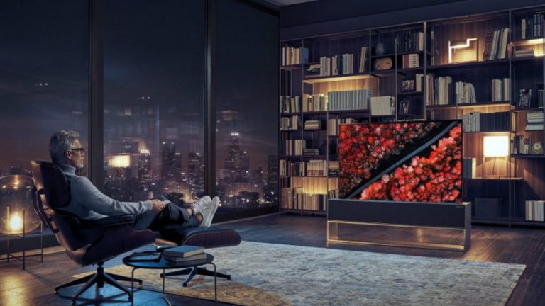LG Signature OLED TV R
Дългоочакваният сгъваем OLED телевизор вече е тук - по-точно, ще бъде наличен на пазара през втората половина на 2019 г., като цената му тепърва ще бъде обявена. 65-инчовият екран на LG се свива на ролка в основата си при изключване и се разтваря, когато желаете да го гледате. Прототипът беше представен на CES още миналата година, но сега вече е готов за масово производство.
