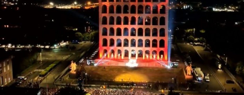 Десетки хиляди се изляха на Palazzo della Civiltà и трогнаха Дибала