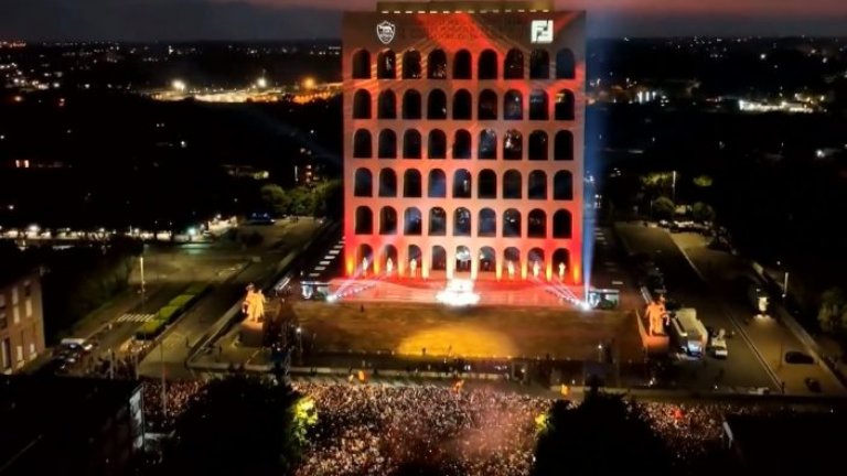 Десетки хиляди се изляха на Palazzo della Civiltà и трогнаха Дибала