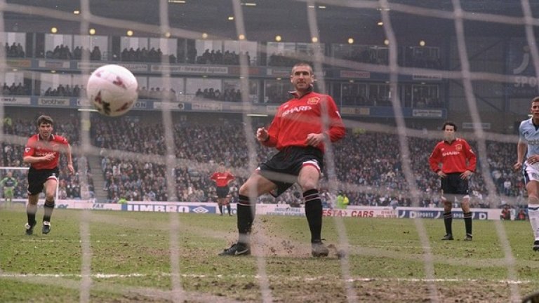 Ерик Кантона вкара първия гол за Юнайтед от дузпа при 

успеха с 3:2 на "Мейн роуд" през 1996 г. Анди Коул и Райън 

Гигс бяха другите голмайстори, които продължиха да 

притискат лидера Нюкасъл. В крайна сметка Юнайтед стана 

шампион.