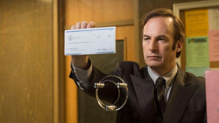 Better Call Saul / "Обадете се на Сол"
Спиноф на: Breaking Bad
Сол Гудман (Боб Оденкърк) – потаен, почти карикатурен адвокат – беше един от онези наистина живи, убедителни персонажи в хита Breaking Bad. Неслучайно той беше избран за главен герой на свой собствен спиноф, който всъщност разказва предисторията на Сол. Там разбираме, че това не е истинското му име, през какви трудности е минал, защо един добър човек върши лоши неща... В общи линии Better Call Saul, подобно на Breaking Bad, се фокусира върху падението на един мъж (и същевременно неговото издигане). Сериалът вече има 4 сезона, предстои и пети. Всеки от досегашните се радва на изключително високи оценки от критиката въпреки постепенния спад в броя зрители.