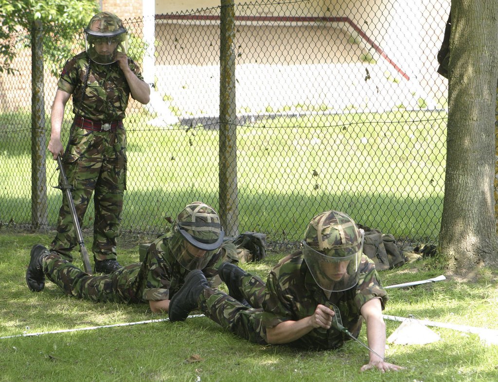 1280px-British_engineers_demining