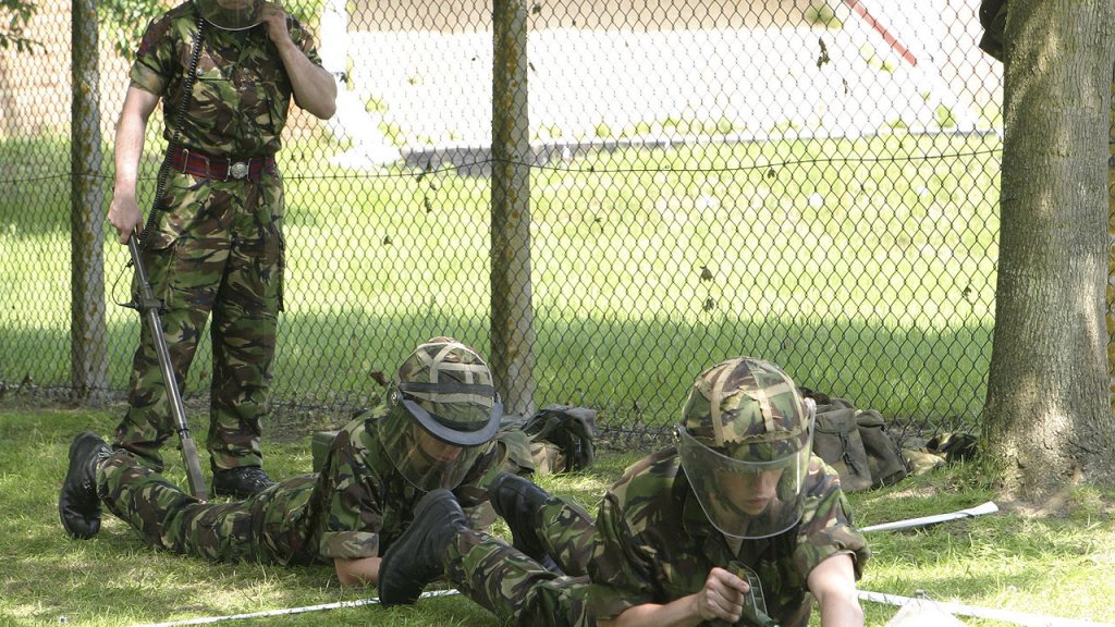 1280px-British_engineers_demining