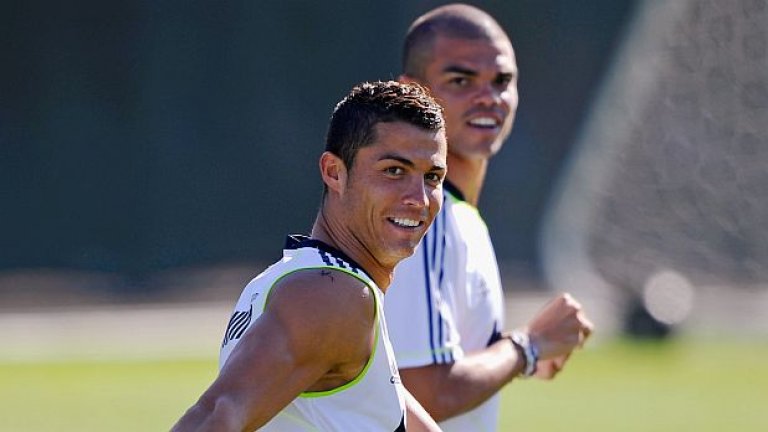 Съотборниците в Реал (Мадрид) Кристиано Роналдо и Пепе отново бяха най-важните играчи за Португалия и в четвъртфинала срещу Чехия и заслужиха съответно второ и рекордно трето поред участие в Идеалния отбор на различните етапи от Евро 2012