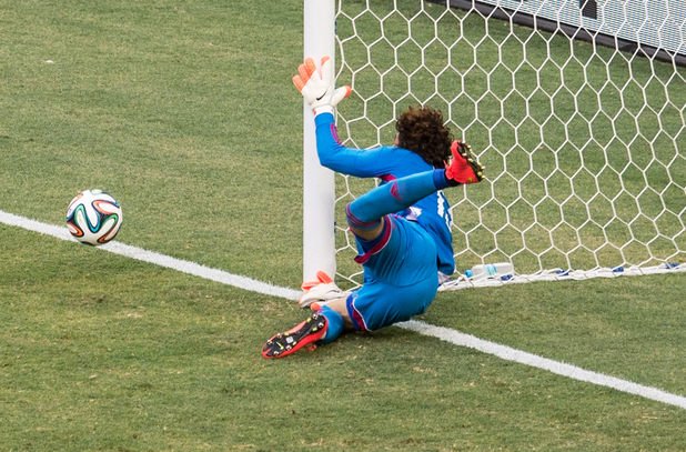 Гилермо Очоа спаси и неспасяемото срещу Бразилия - 0:0, и е най-голямата надежда на мексиканците в решителния сблъсък с Хърватия.