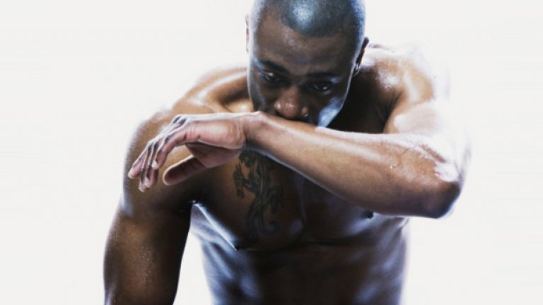 3. Прогресът няма винаги да е линеен
Би било чудесно, ако положителните резултати от здравословното хранене и тренировките бяха права линия, която се покачва само нагоре и нагоре… За съжаление, организмът не работи по този начин. Ще има моменти, в които ще напредвате много по-бързо, отколкото сте предполагали, че е възможно. Но в определени периоди ще имате и застой. Не трябва да се отчайвате и да се предавате, защото тези спадове са напълно нормални. Всеки има моменти, в които се чувства слаб и няма никакво желание да полага каквито и да е усилия. Важното е да запомните, че това са просто лоши дни – те отминават. Не спирайте да се борите. Доверете се на тялото си и на времето, което му е нужно да реагира.